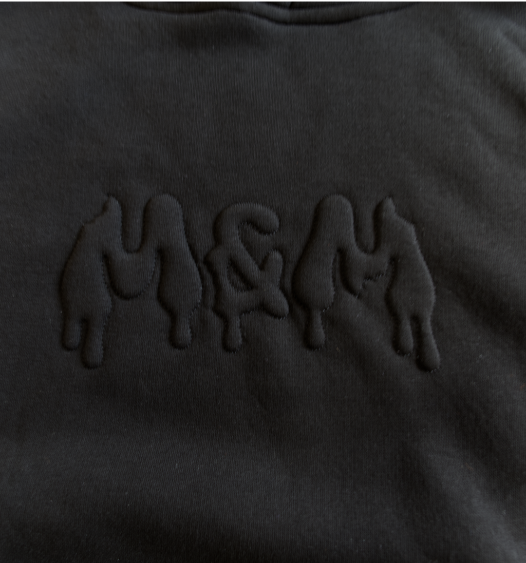 Czarna bluza oversize z wytłaczanym logo M&M